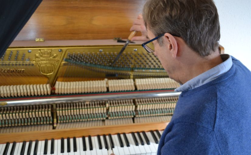 Der Klavierbauer Robert Kolb aus Bayreuth stimmt ein Klavier